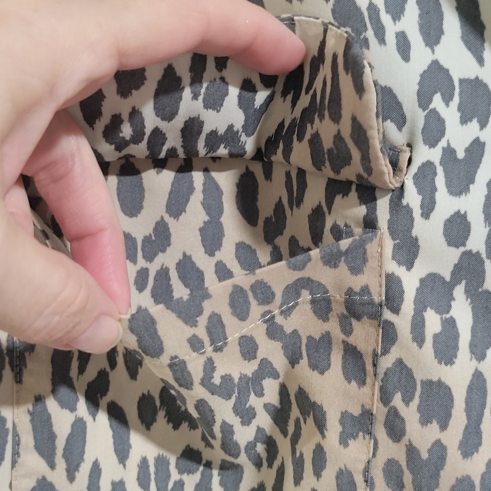 Chico's Leopard Print No-Iron Modal Blend Button Down Blouse Size 2 (Lg) Ombre - Picture 9 of 14